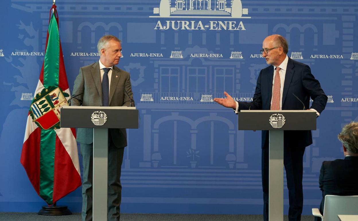 El lehendakari, Iñigo Urkullu, y el presidente de Repsol, Antonio Brufau, tras la firma de un acuerdo de colaboración. 