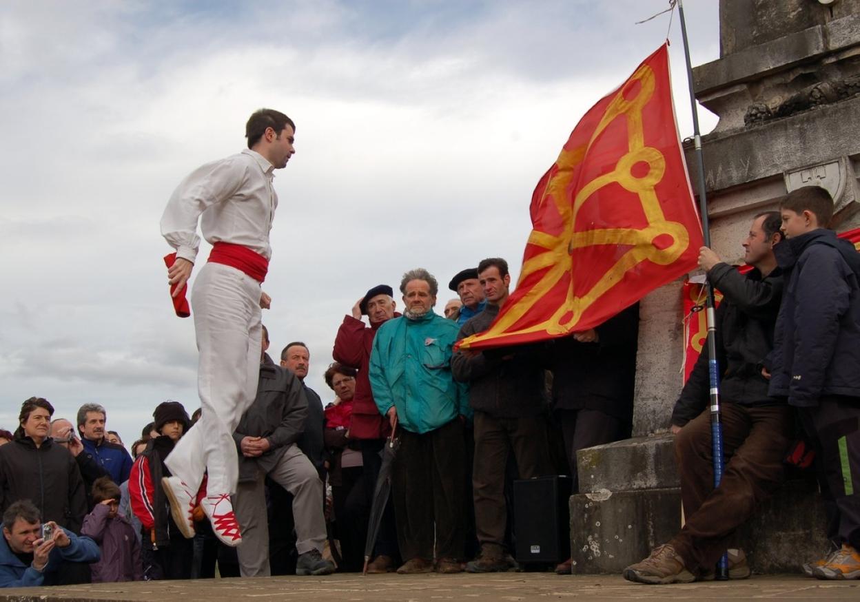 El acto central tendrá lugar en torno al monolito. 