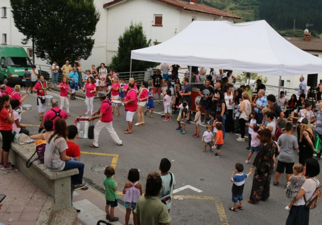 Las fiestas de Santa Marina volverán a reunir a los vecinos en las calles del barrio durante estos días. 