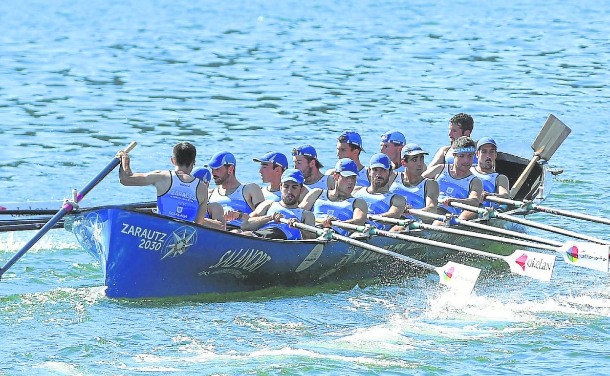 Zarautz Gesalaga Okelan remando durante una regata. 