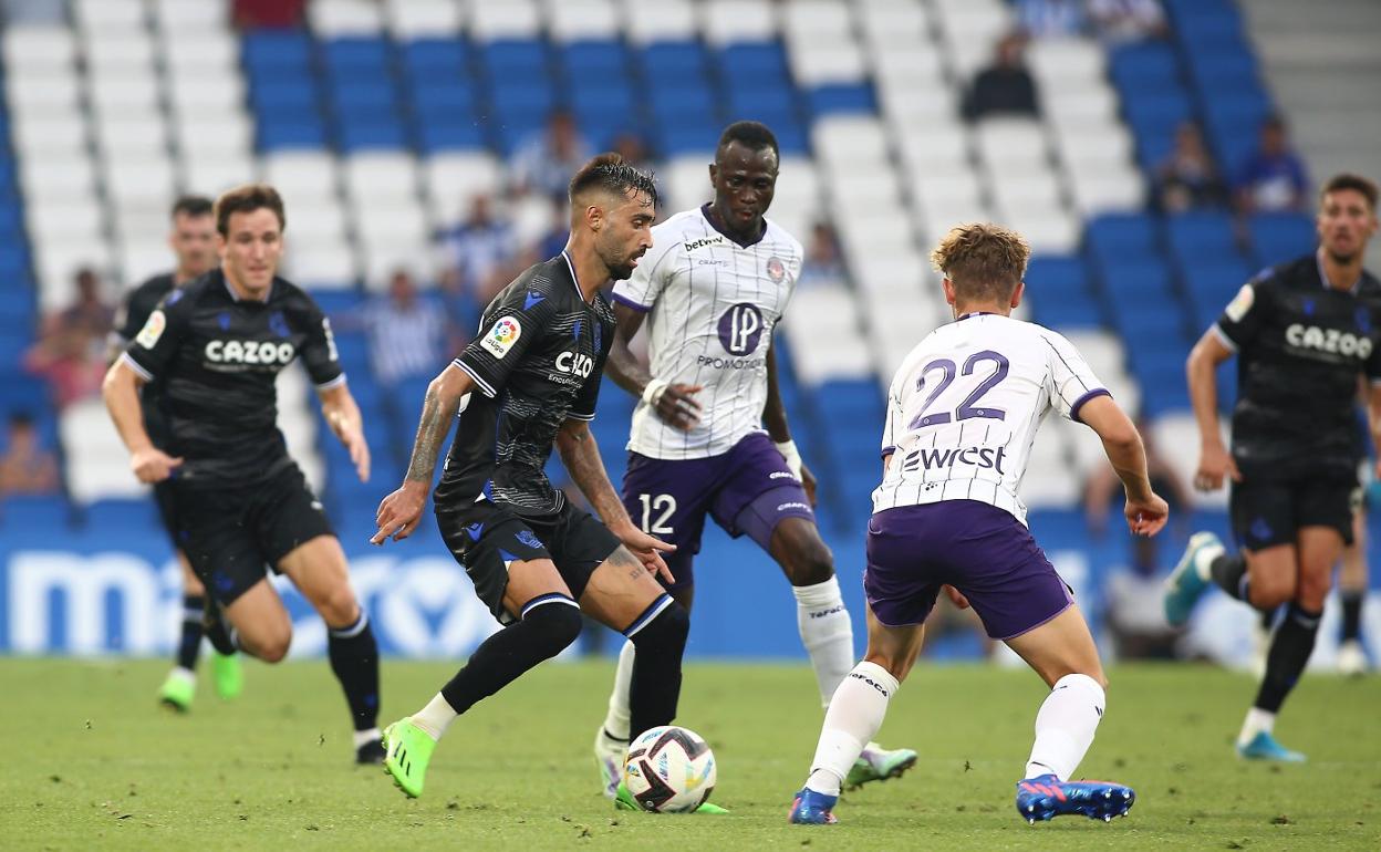 Brais Méndez trata de jugar la pelota rodeado de contrarios, este sábado en el Reale Arena. 