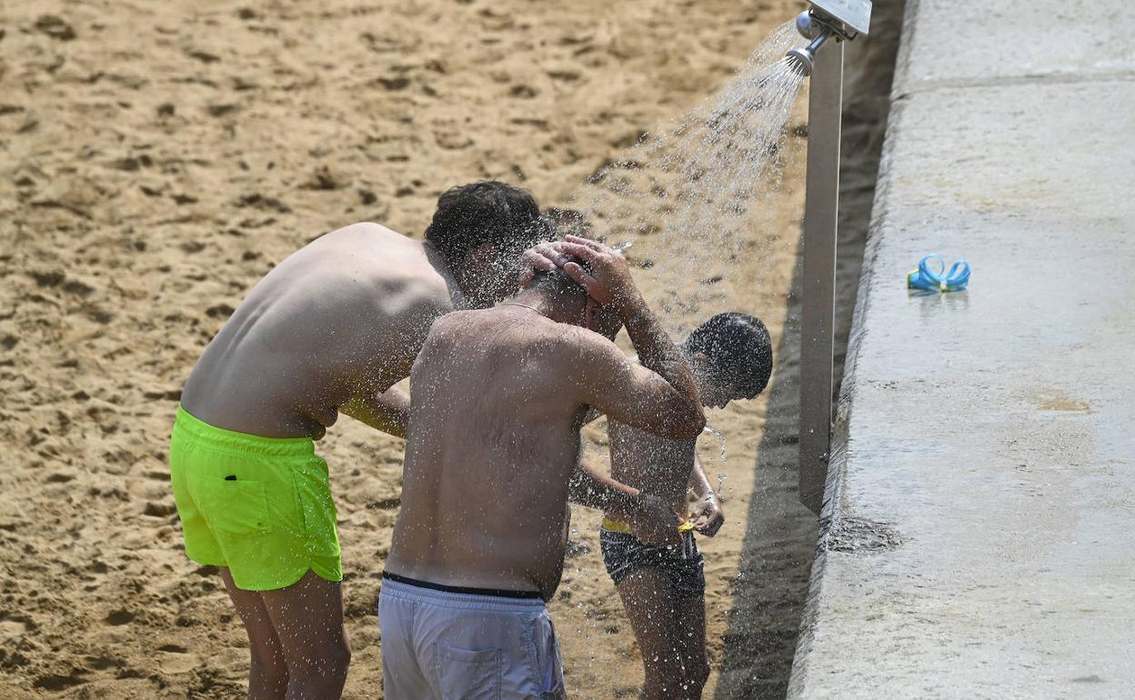 La playa de Zarautz, abarrotada este sábado de calor extremo.