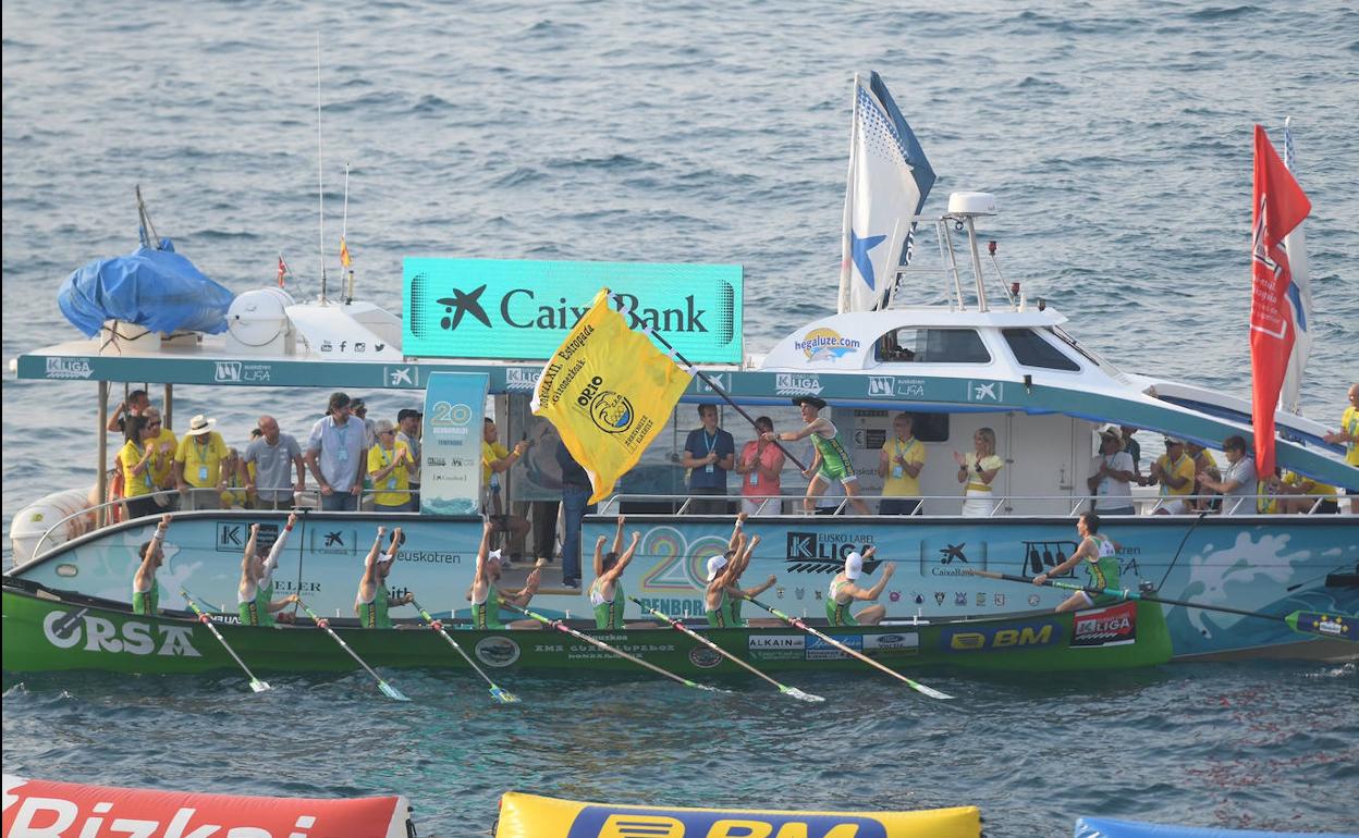 La Ama Guadalupekoa celebra la bandera conseguida en Orio. 