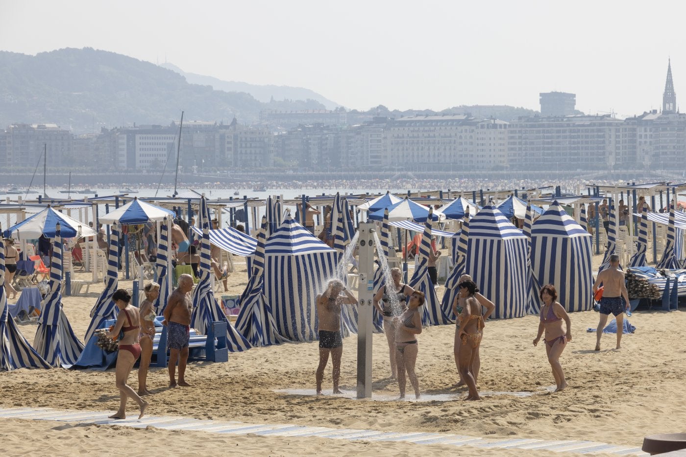Las playas han sido un refugio donde guarecerse de las temperaturas