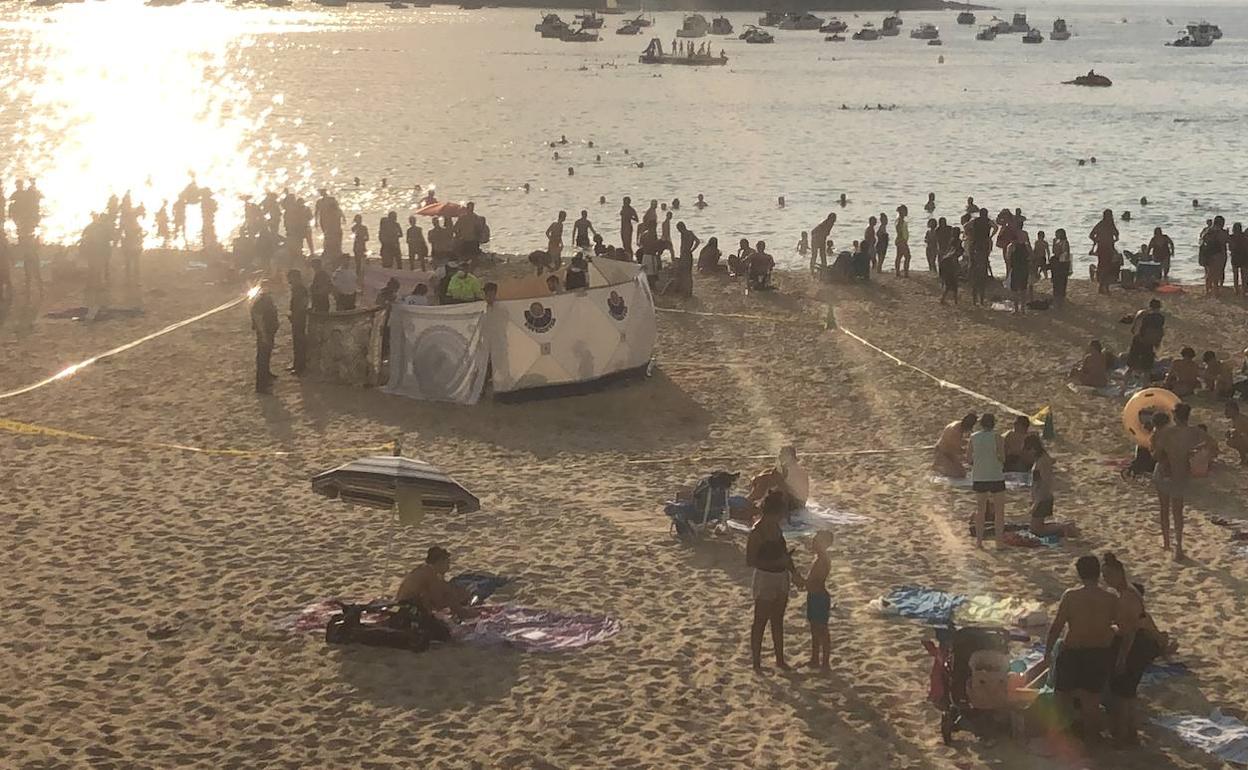 La víctima es atendida en el arenal donostiarra, donde falleció.