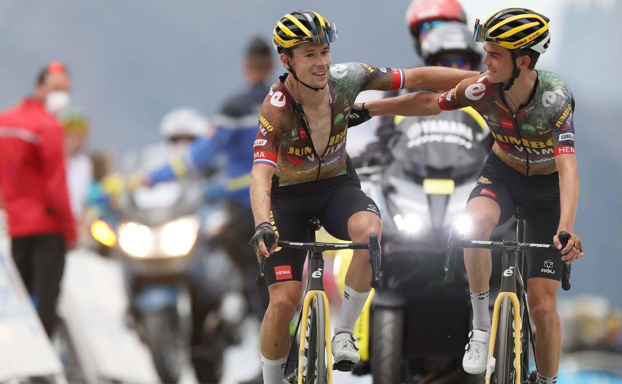 Primoz Roglic y Sepp Kuss llegan descolgados pero sonrientes en la undécima etapa del Tour, en la que Vingegaard se colocó de líder.