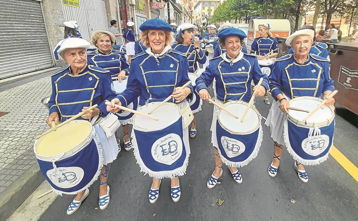 La tamborrada femenina interpretó las piezas de Sarriegi por las calles de Trintxerpe. .