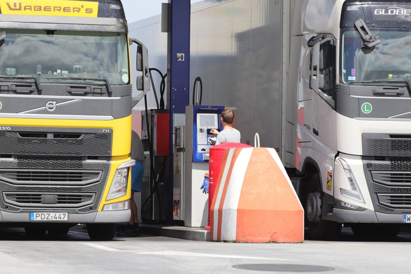Camioneros repostan gasóleo en una gasolinera de Irun. 