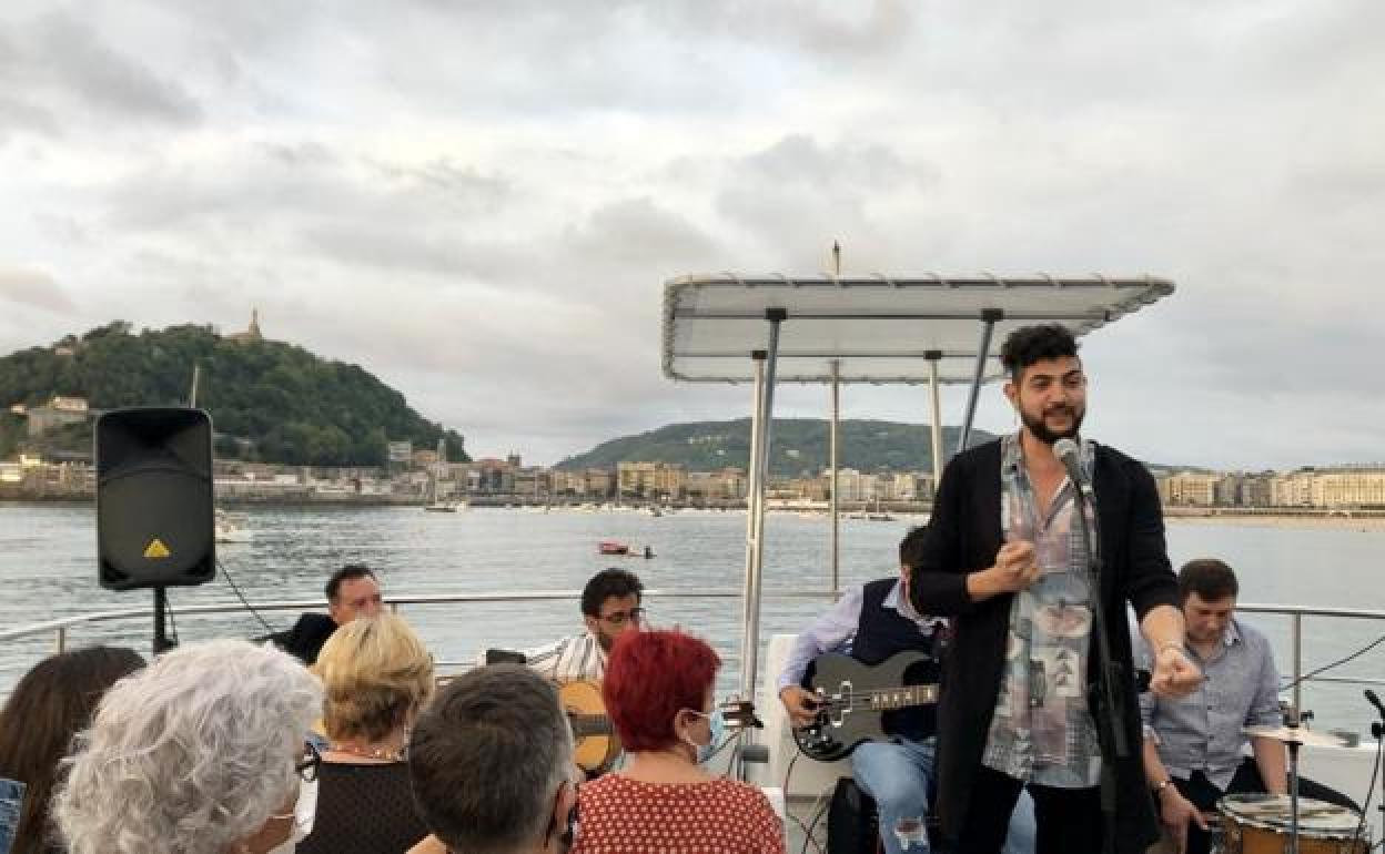 Jony Camacho y sus compañeros de Sonakay, en el concierto celebrado en el Ciudad de San Sebastián.