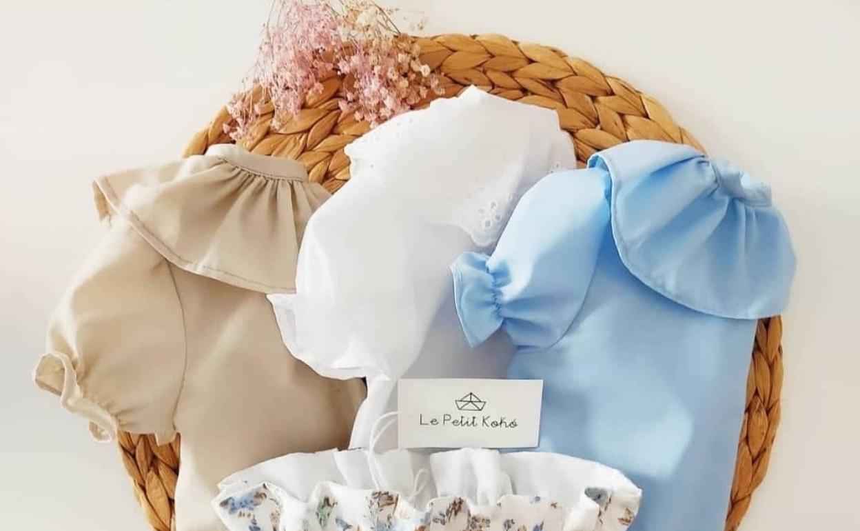 Tres camisas con cubrepañales de 'print' floral. 