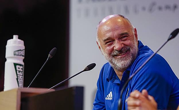 El extrenador del Real Madrid, Pablo Laso, durante la comparecencia de este lunes. 