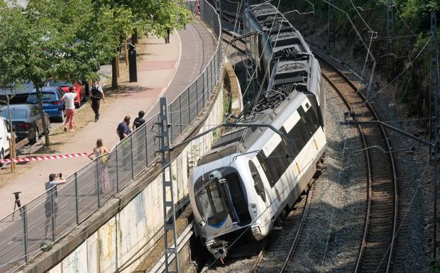 El tren descarrilado en la vía a la altura de Podavines