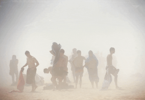 Bañistas abandonando la playa de La Zurriola tras el brusco cambio del viento.