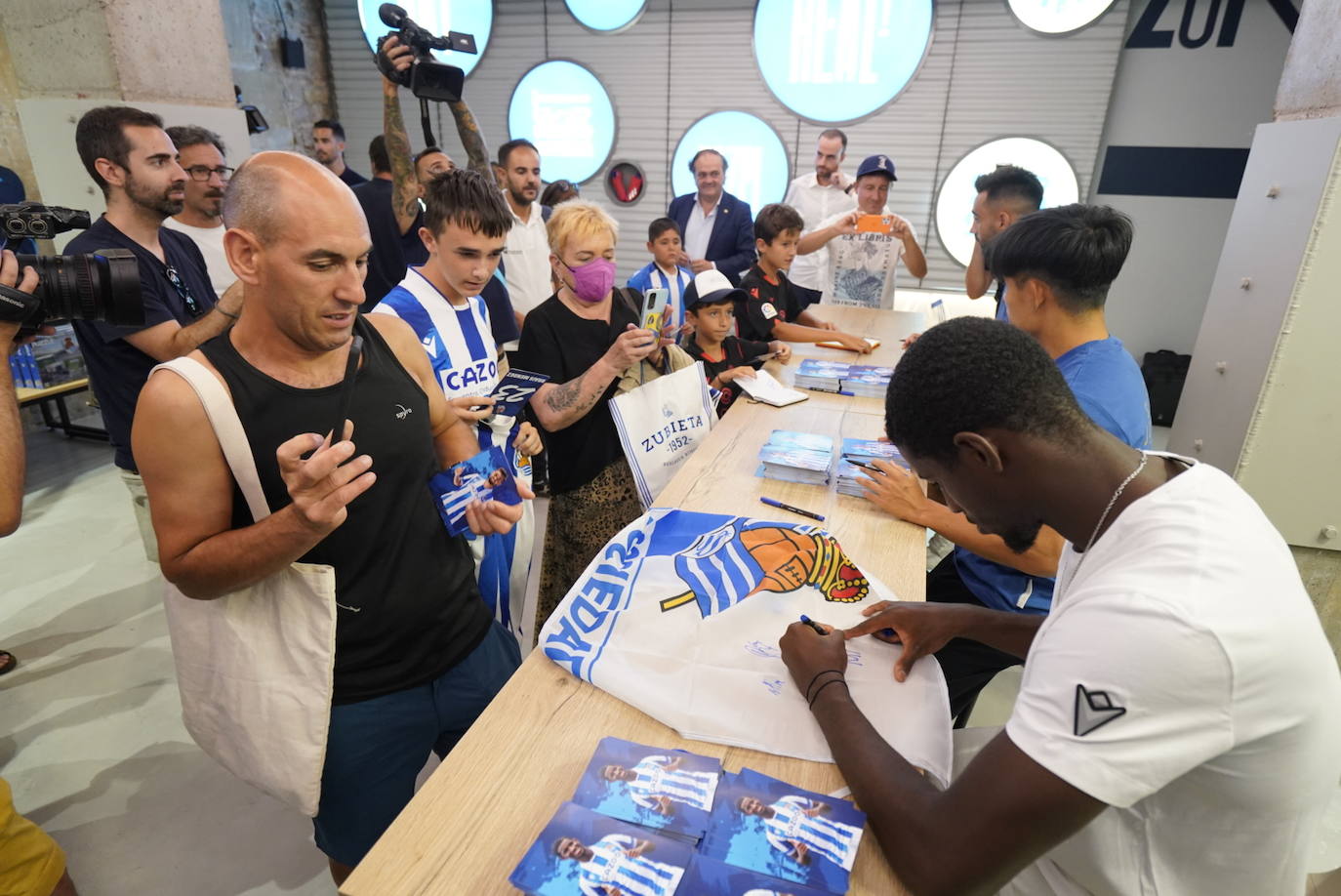 Take Kubo, Brais Méndez y Mohamed-Ali Cho firman y se fotografían con la afición txuri-urdin