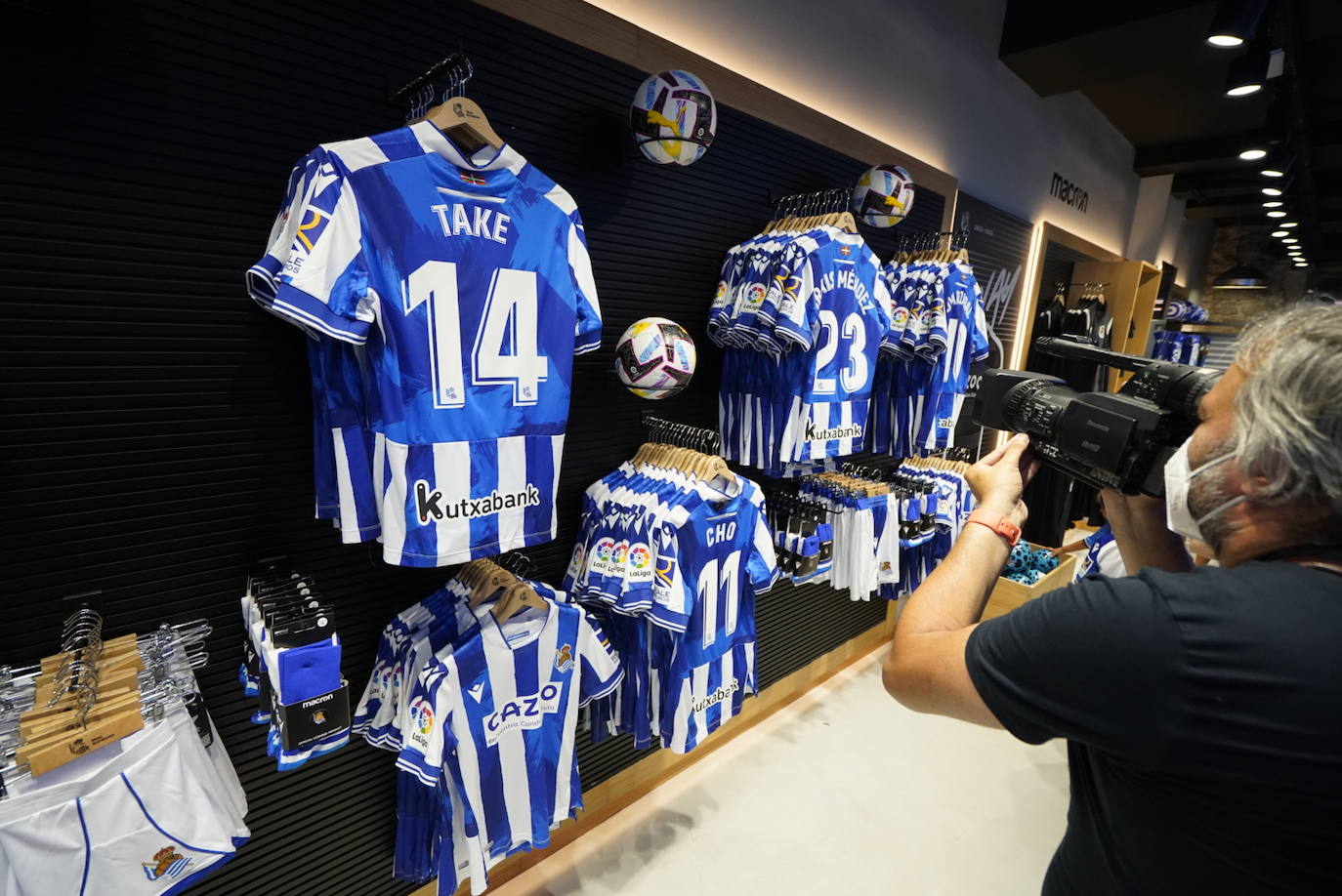 Take Kubo, Brais Méndez y Mohamed-Ali Cho firman y se fotografían con la afición txuri-urdin