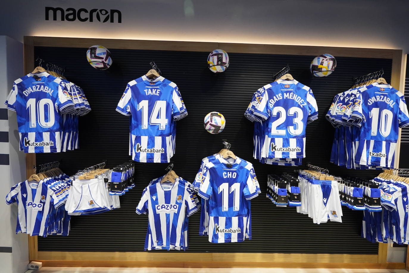 Take Kubo, Brais Méndez y Mohamed-Ali Cho firman y se fotografían con la afición txuri-urdin