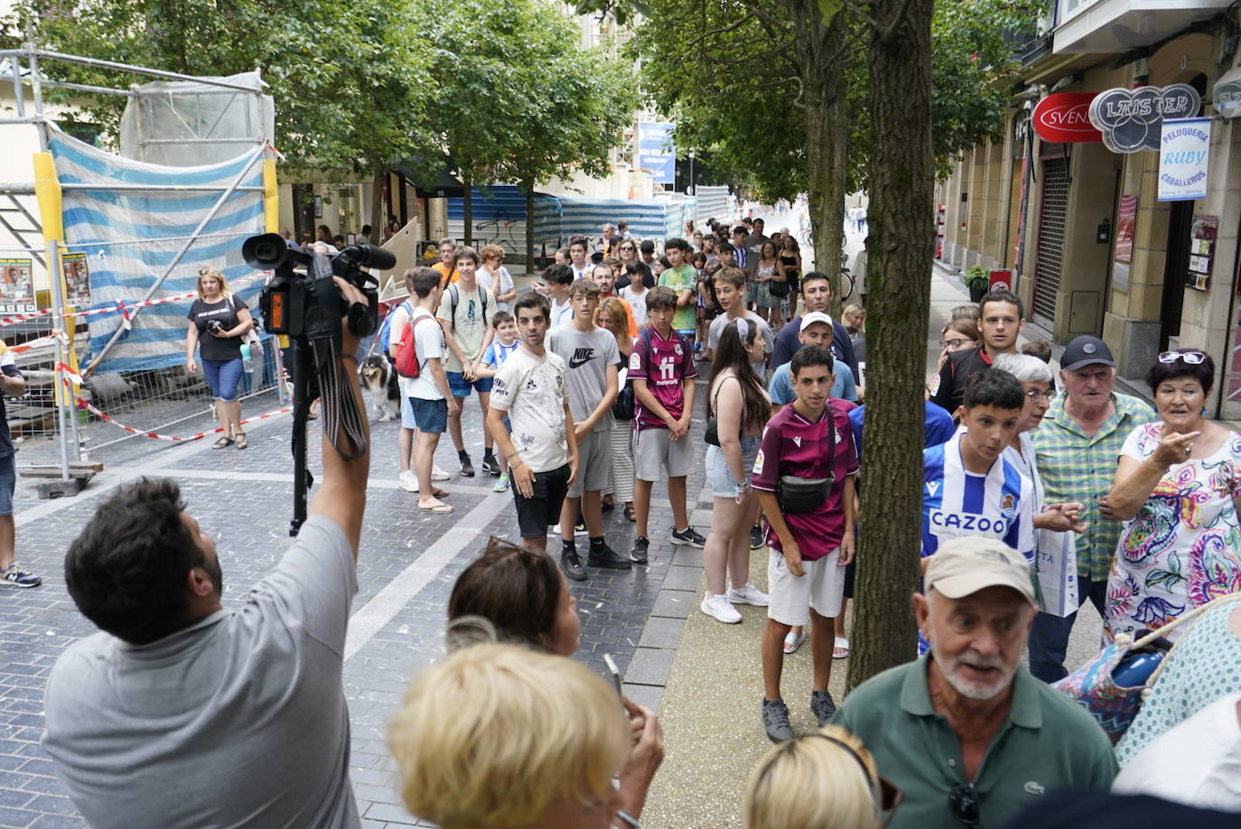 Take Kubo, Brais Méndez y Mohamed-Ali Cho firman y se fotografían con la afición txuri-urdin