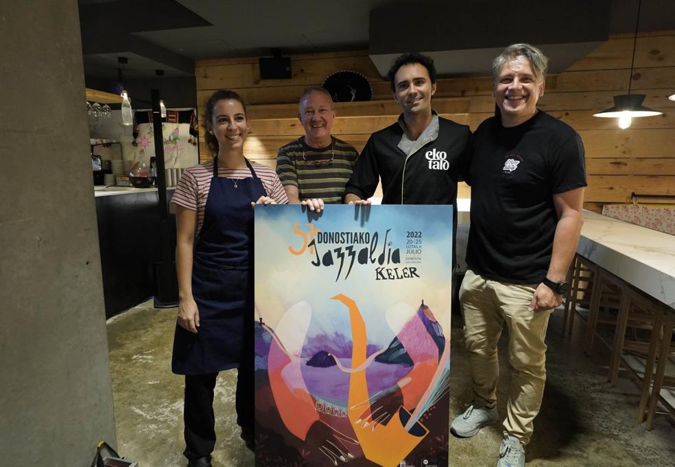 uEl director del Jazzaldia, Miguel Martín, y algunos de los responsables de la gastronomía en las terrazas. 