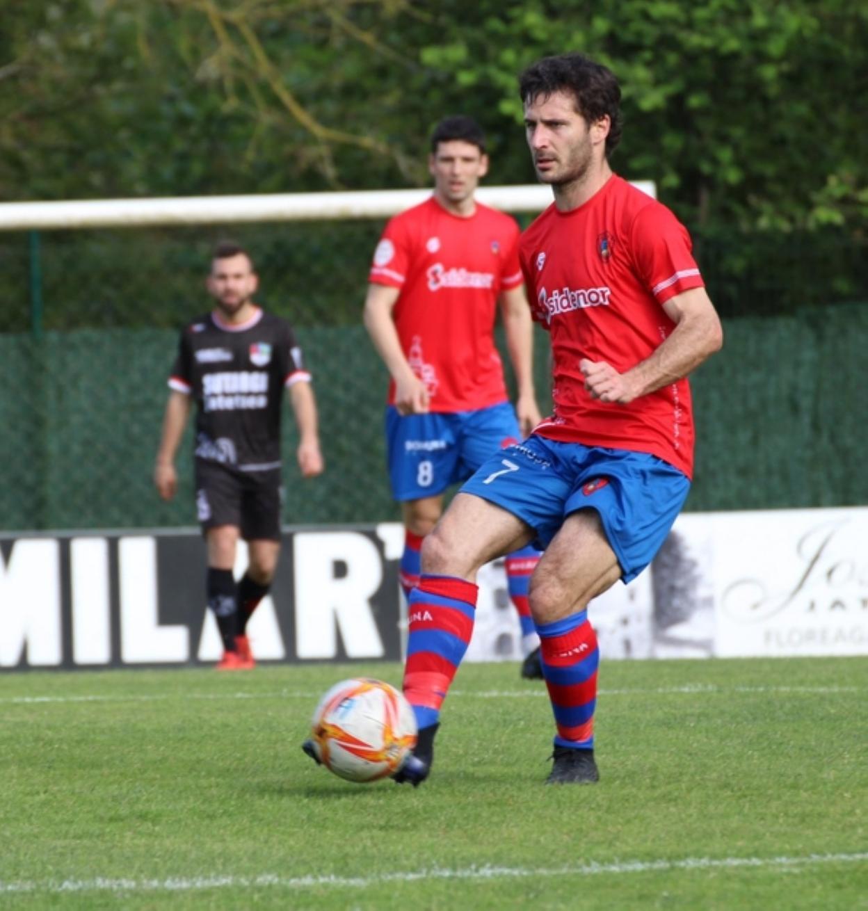 Mikel Azkoiti y Axi Ugarte, en dos momentos de la pasada temporada con la camiseta rojilla. 
