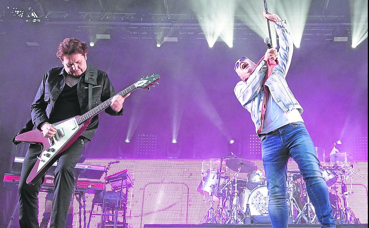 Simple Minds reinaguraron el escenario de la Zurriola, que recibió a miles de espectadores para uno de los conciertos más esperados. 