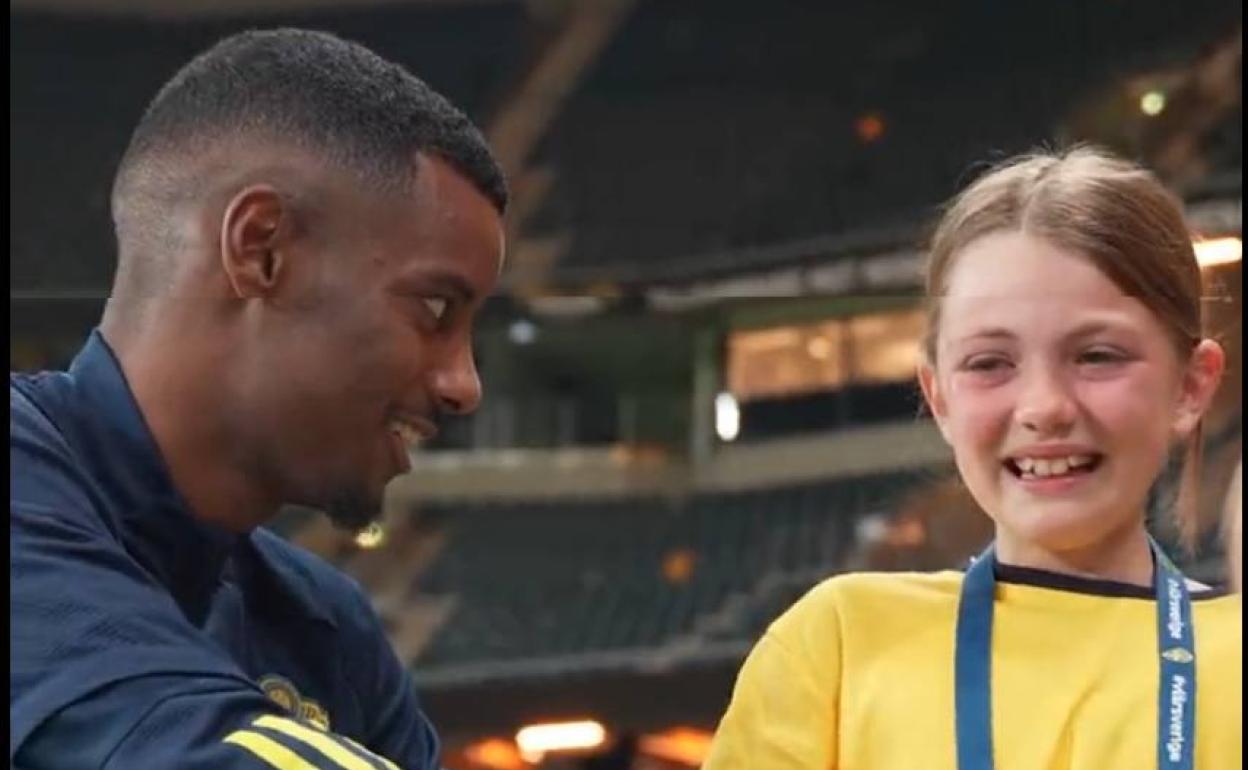 Alexander Isak saluda a una seguidora y esta rompe a llorar de la emoción