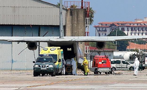 Llegada al aeropuerto de Hondarribia el avión militar con el enfermo