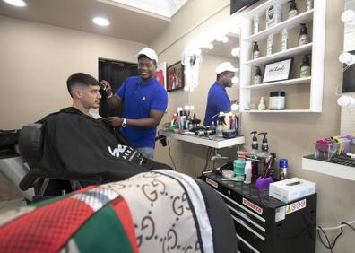 Imagen secundaria 1 - Bilal es especialista en hacer el 'fade' o degradado, el corte de moda entre los jóvenes y deportistas. 