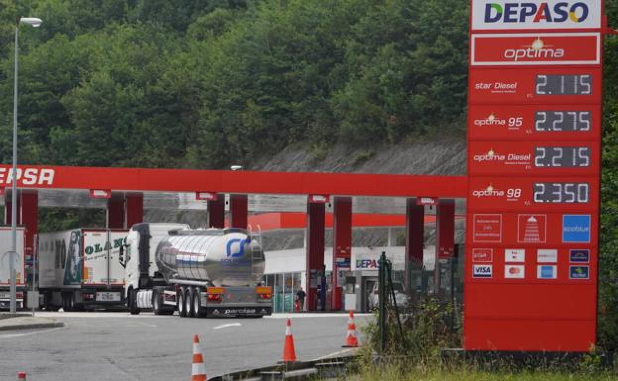 El precio de los carburantes cae por cuarta semana y el gasóleo se sitúa por debajo de los dos euros