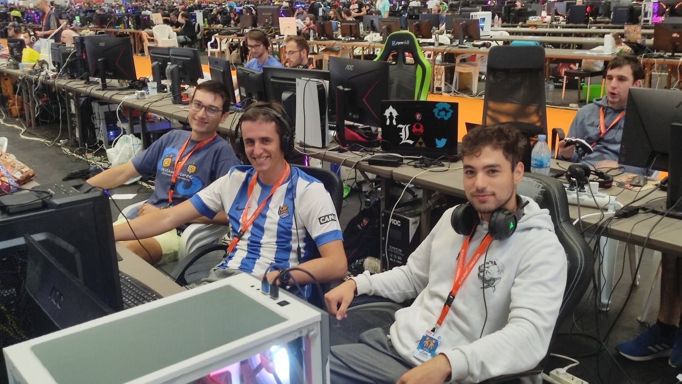 Aitor Belenguer, Markel Azpeitia Josu Armesto disfrutan de la Euskal Encounter.