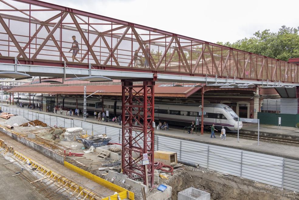 El Alvia procedentede Madrid entra este viernes a la estación de Atotxa, que sigueen obras. 