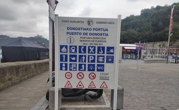 Paneles en la entrada al puerto donostiarra recuerdan la prohibición de bañarse.