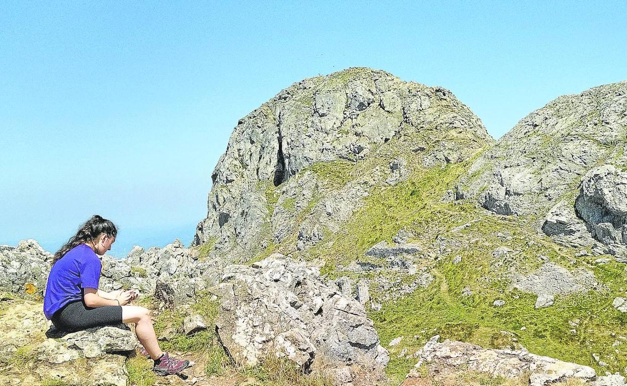 Cima de Udalatx al fondo, donde se encuentra el buzón, la mesa de orientación y la cruz. 