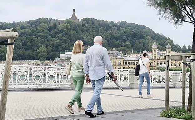 Los paraguas han sido buenos compañeros de paseo este viernes en Donostia