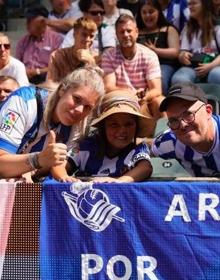 Imagen secundaria 2 - Aficionados txuri-urdin en el Borussia Park. 