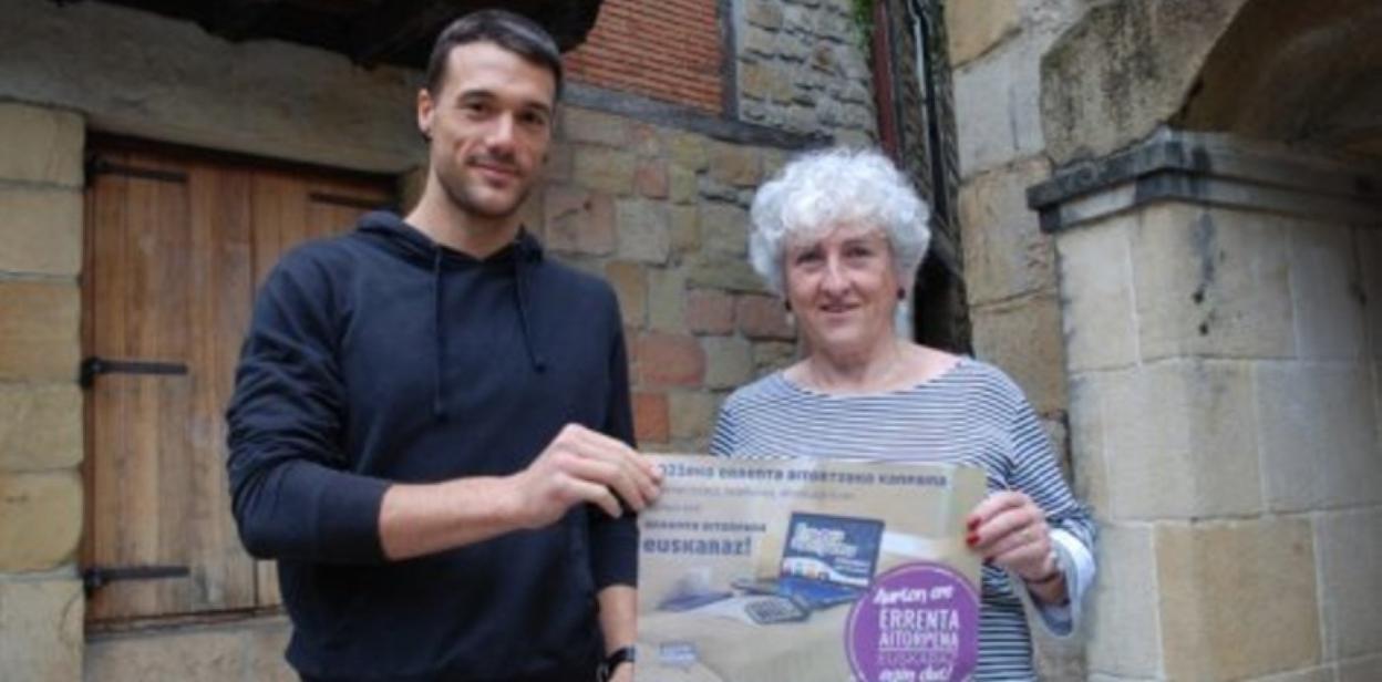 Pepi Etxegoien, Ion Pombar euskara zinegotziarekin. 