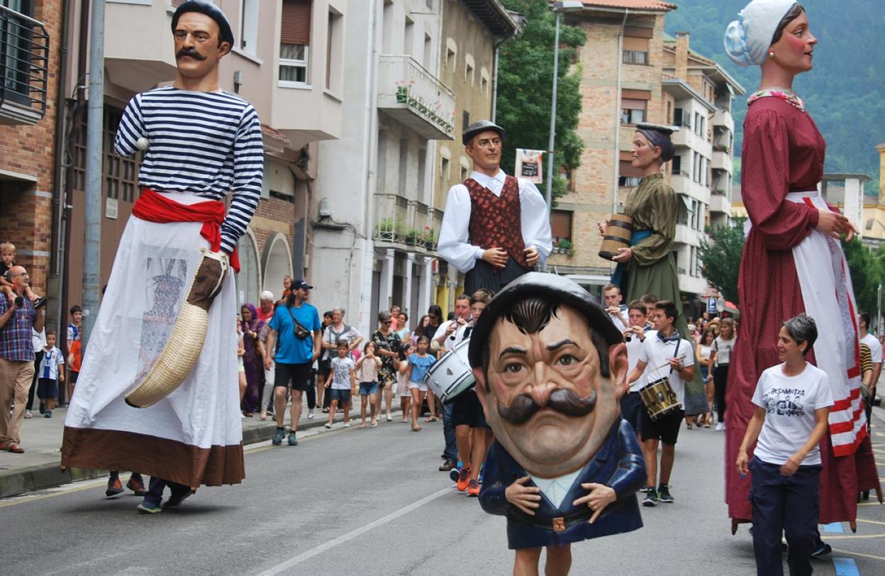 Los gigantes, enanos y cabezudos volverán a desfilar por las calles del municipio mañana a mediodía. 