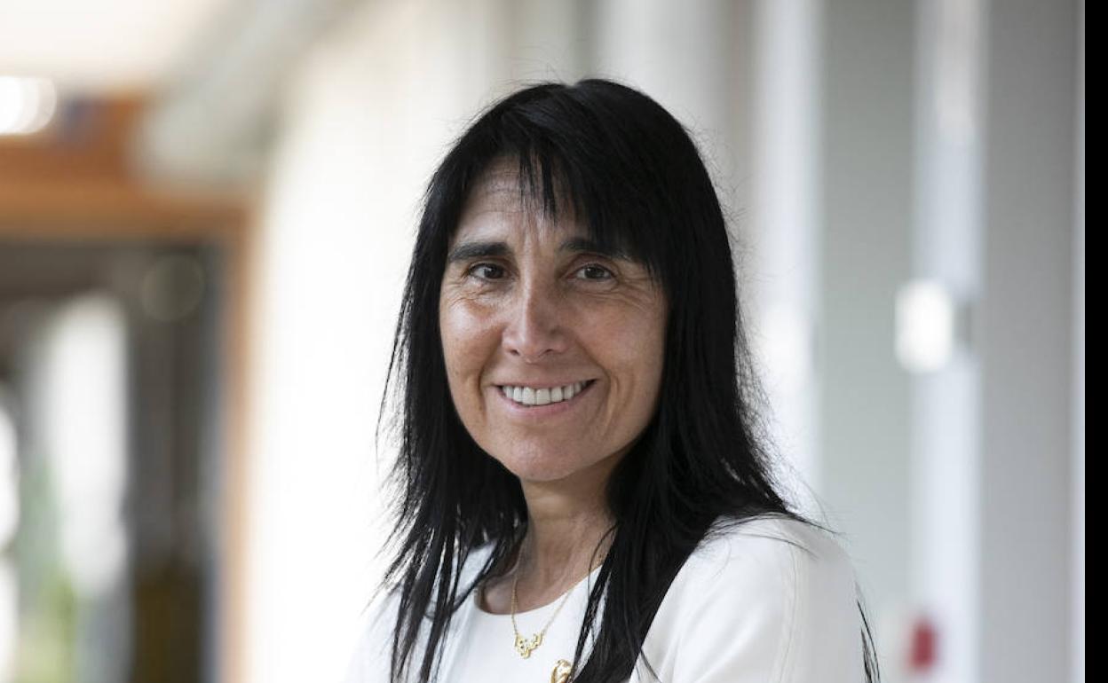 Nekane Balluerka, en el edificio Carlos Santamaría de la UPV/EHU.