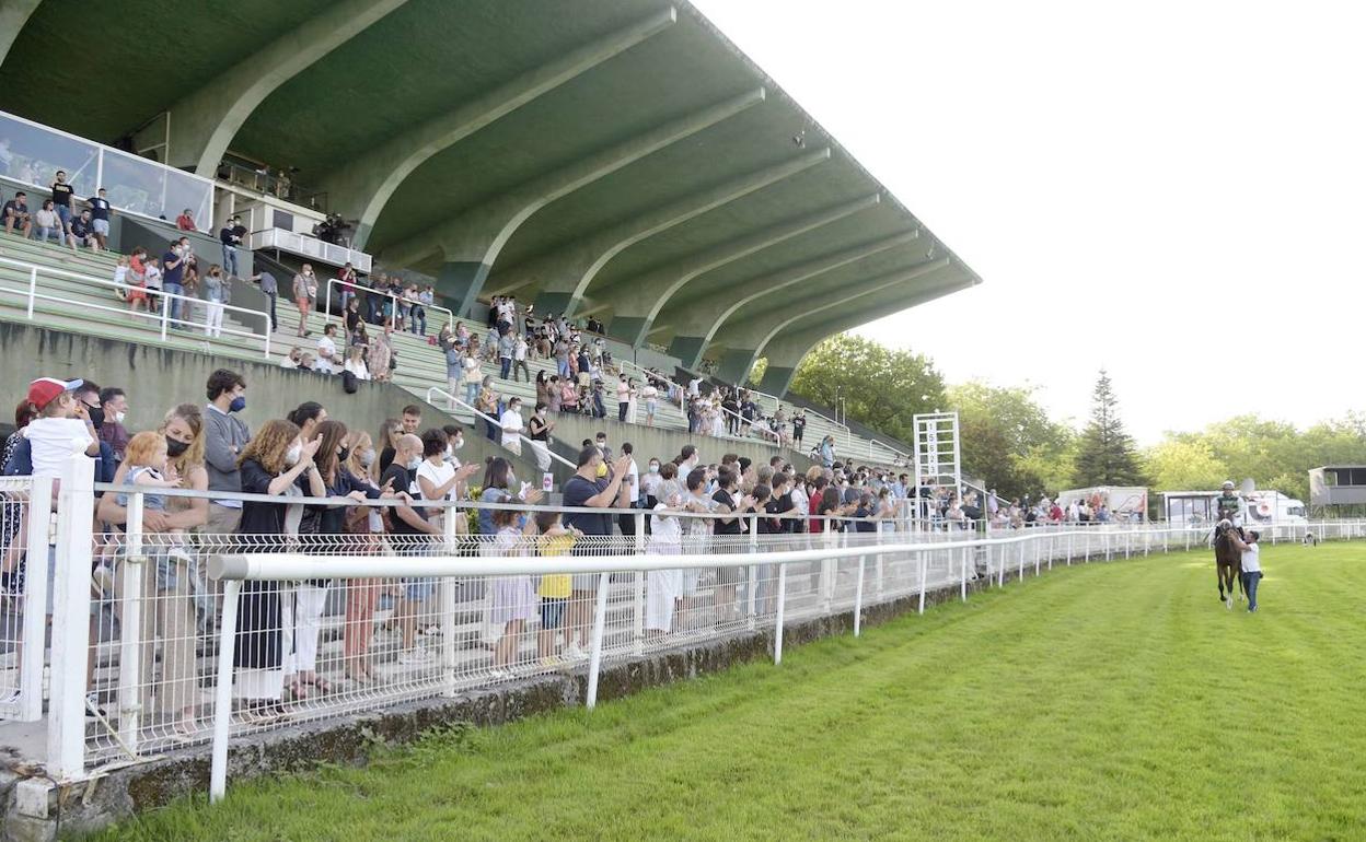 Expectación en el paddock antes del inicio de una carrera. 