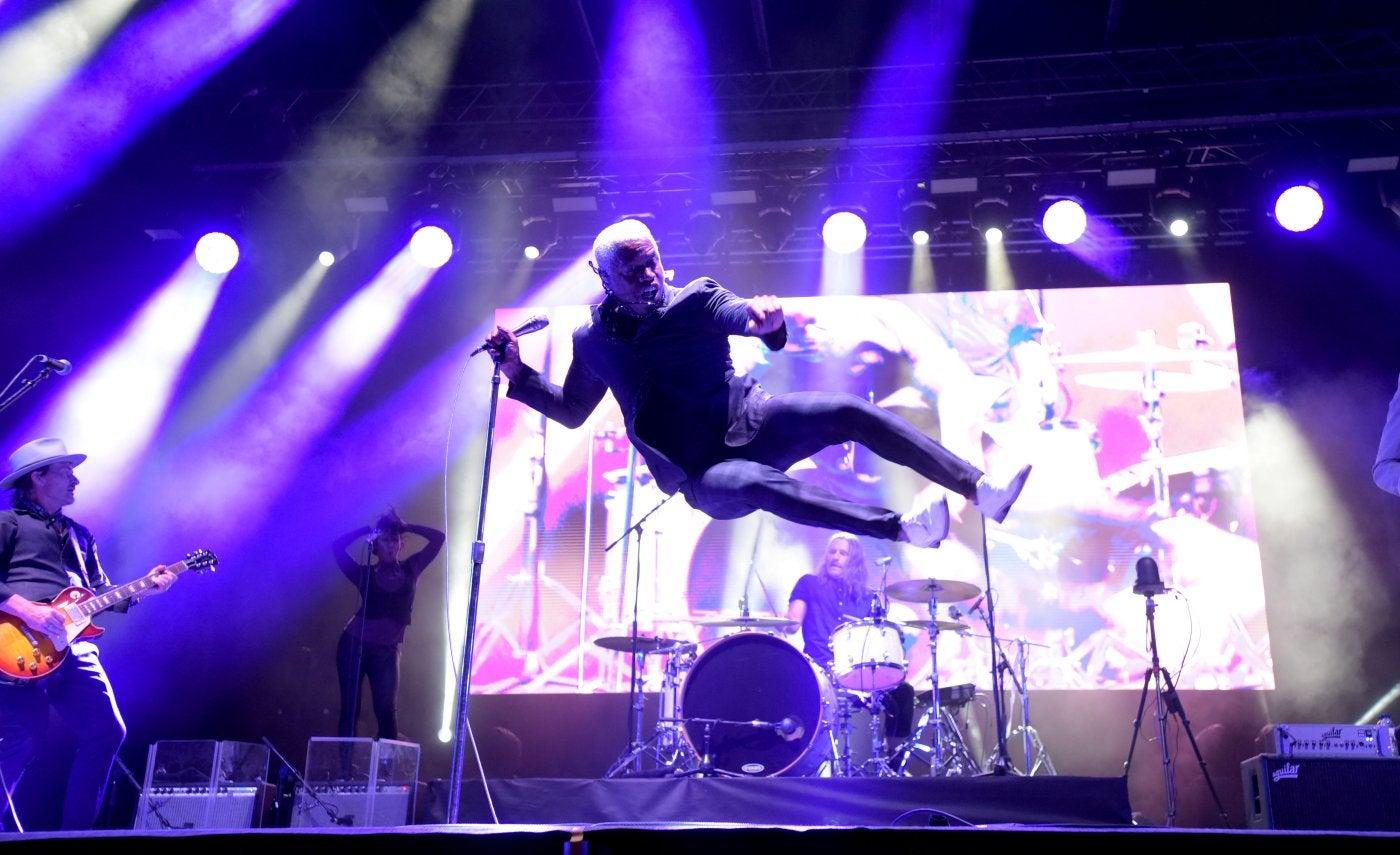 Ty Taylor, cantante de Vintage Trouble, en espectacular salto en su concierto en la playa.