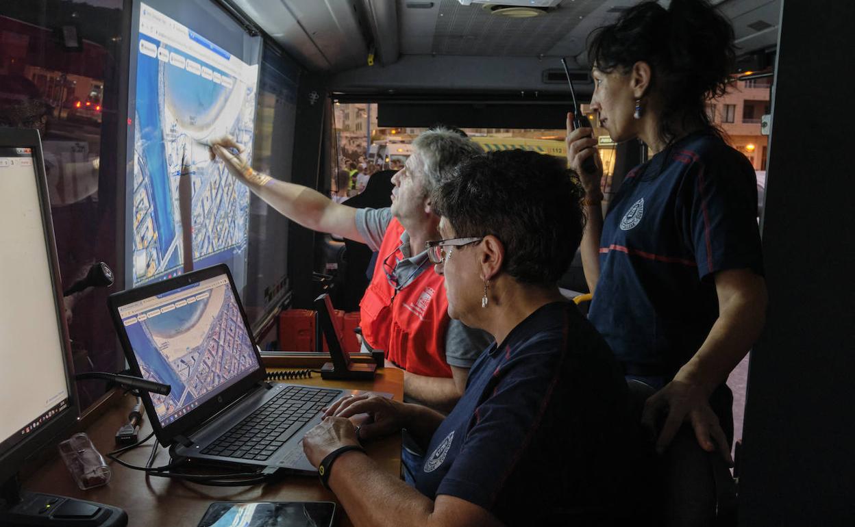 Jon Uranga, subinspector de Protección Civil, dirige las labores de coordinación junto a Nekane Eizmendi, operadora de comunicaciones, y la técnica Ainhoa Arana.