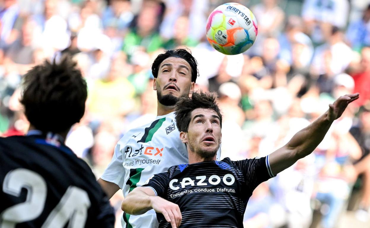 Aritz disputa un balón aéreo en el partido ante el Monchengladbach