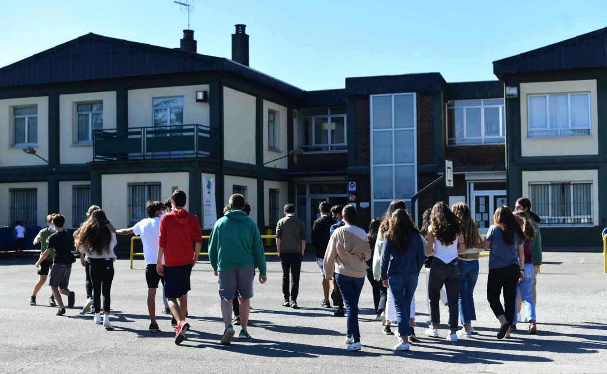 Varios alumnos de Secundaria se dirigen a clase. 