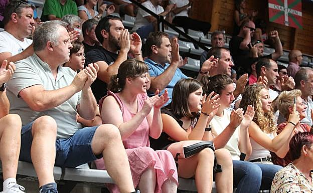 El público animando a los pelotarios.