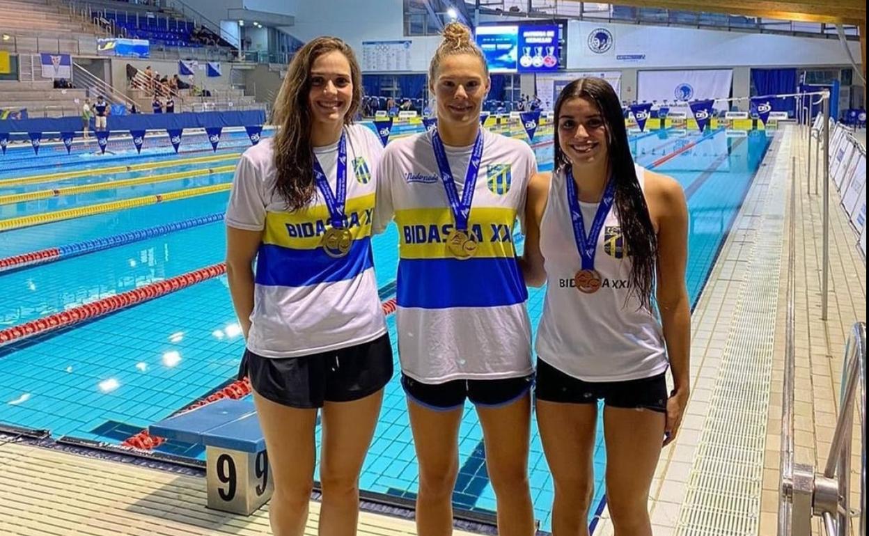 Amaia Cendoya (oro en 50 mariposa) Pauline Mahieu (oro en 50 y 100 espalda) y Ainhoa Martín (plata en 400 estilos) posan con sus medallas. 