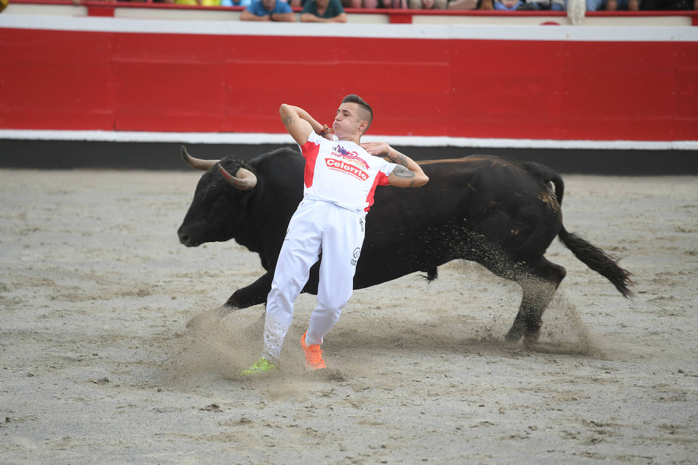 Fotos: Los recortadores y sus piruetas conquistan la Plaza de Toros de Azpeitia