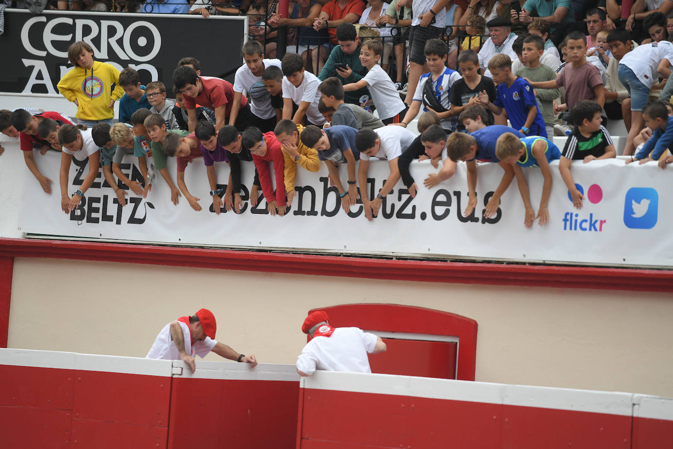 Fotos: Los recortadores y sus piruetas conquistan la Plaza de Toros de Azpeitia