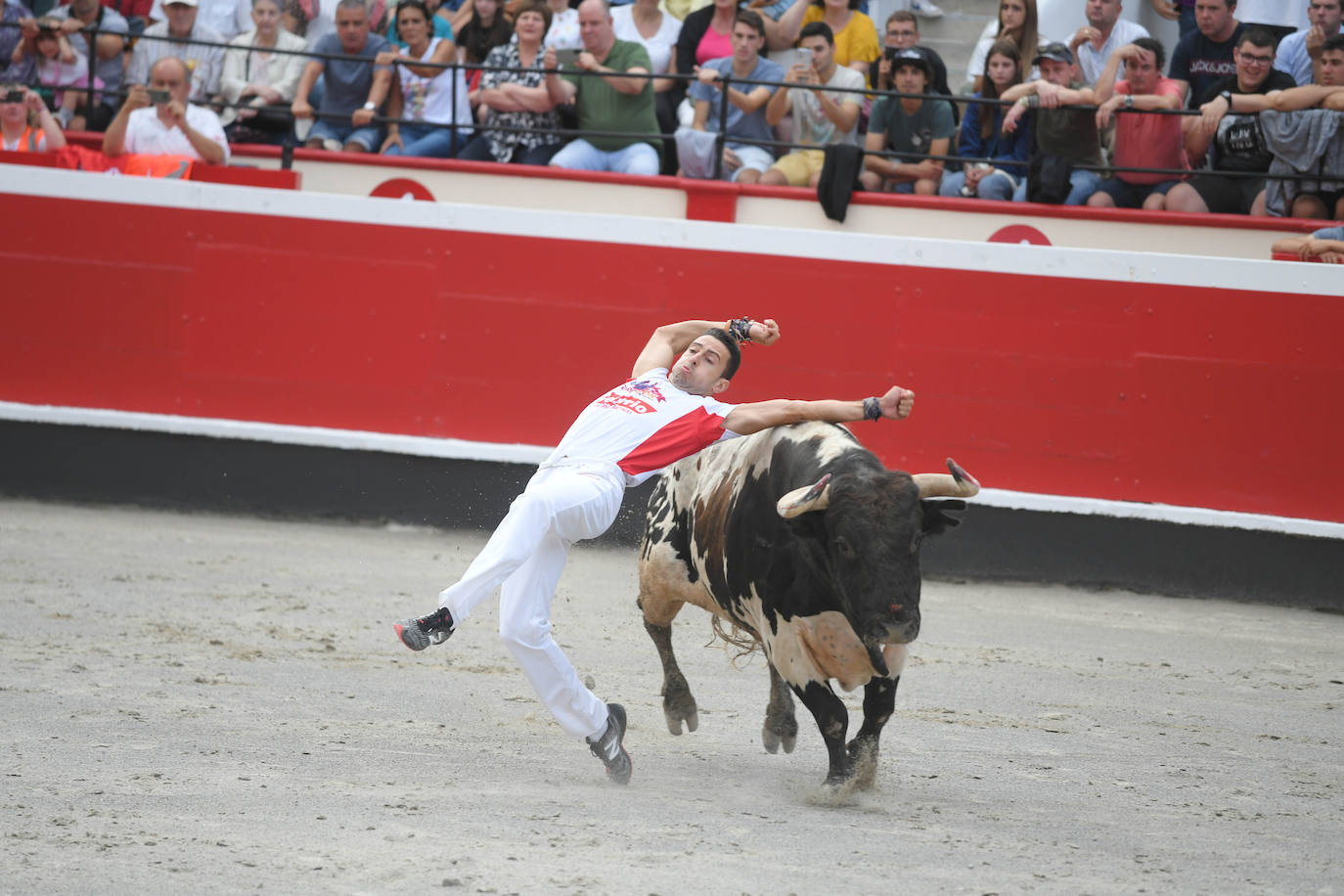 Fotos: Los recortadores y sus piruetas conquistan la Plaza de Toros de Azpeitia