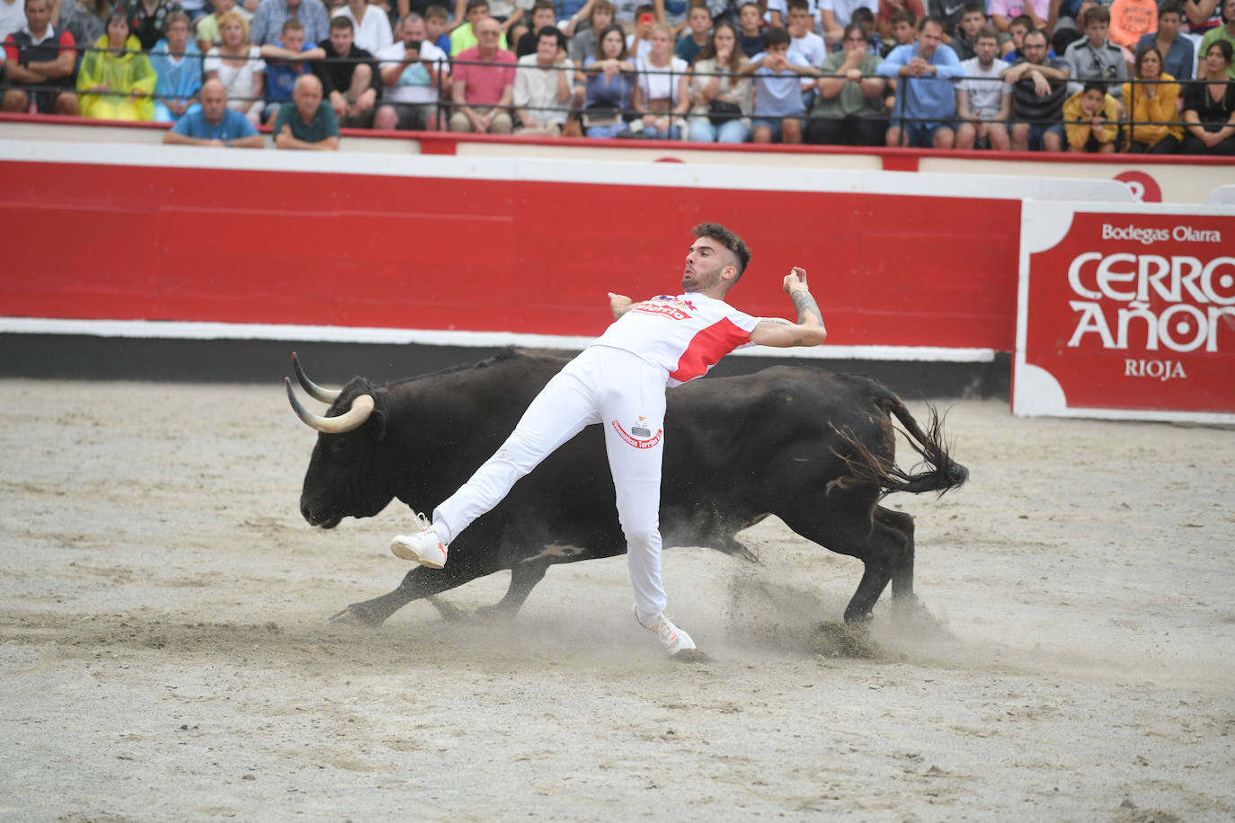 Fotos: Los recortadores y sus piruetas conquistan la Plaza de Toros de Azpeitia