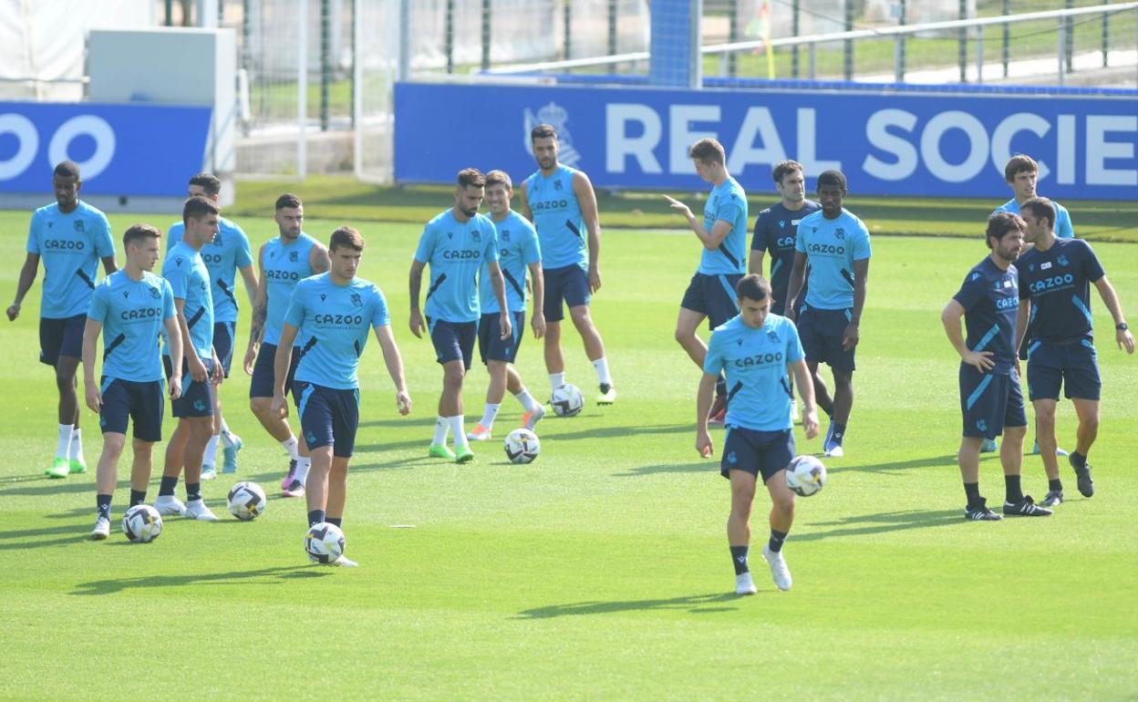 Ander Barrenetxea toca balón delante de sus compañeros antes del inicio del entrenamiento. 
