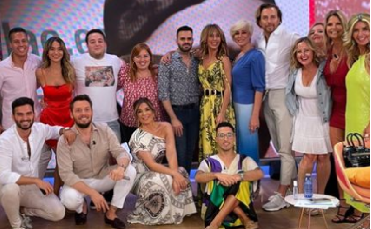 Emma García junto a parte del equipo y colaboradores de 'Viva la vida'
